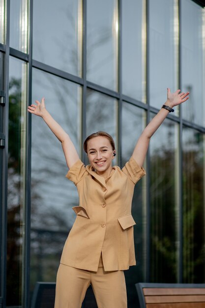 Éxito empresarial feliz joven mujer de negocios celebrando logros profesionales