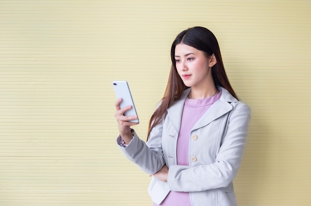 Éxito y feliz teléfono de mujer de negocios para chatear y enviar mensajes con empresario como profesional