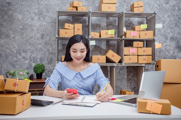 Éxito de jóvenes emprendedores en hacer negocios. Envío de ventas en línea.