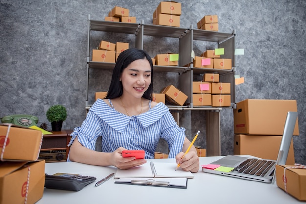 Éxito de jóvenes emprendedores en hacer negocios. Envío de ventas en línea.