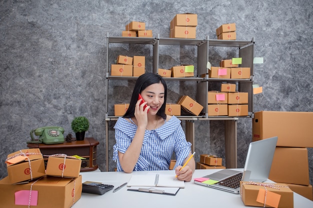 Éxito de jóvenes emprendedores en hacer negocios. Envío de ventas en línea.