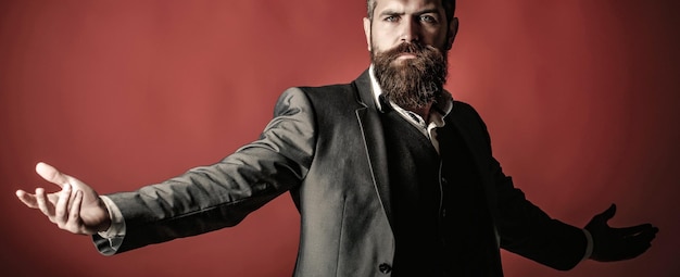 Éxito lujo rico Un hombre rico en un traje Retrato de un joven hombre atractivo en traje de negocios Elegante hombre rico con barba Macho beardman