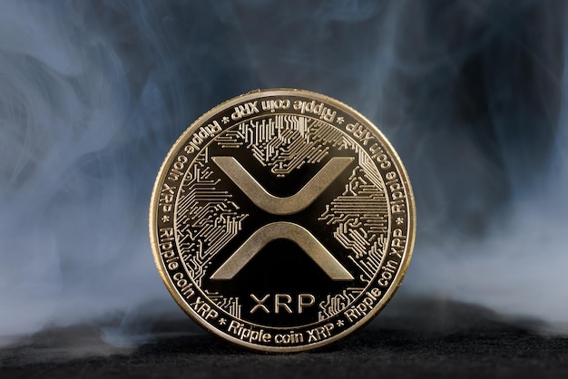 XRP Ripple Moneda de oro con efecto de humo