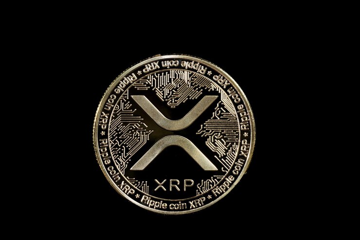 Foto xrp ripple moneda de oro en fondo negro
