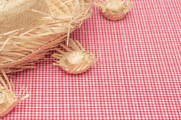 XSombreros de paja de fiesta brasileños en tela de cuadros