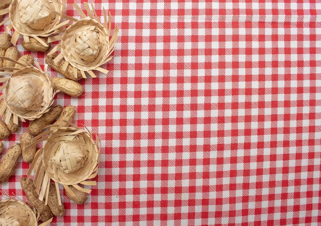 XSombreros de paja de fiesta brasileños en tela de cuadros