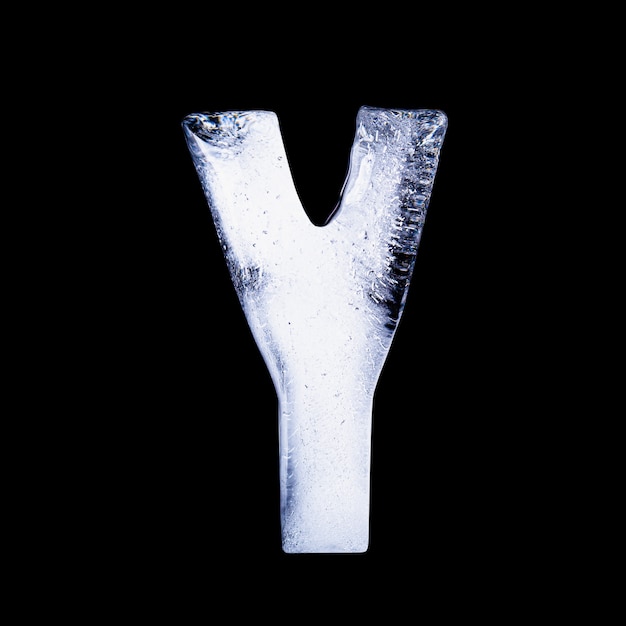Foto y água congelada em forma de alfabeto isolada no fundo preto