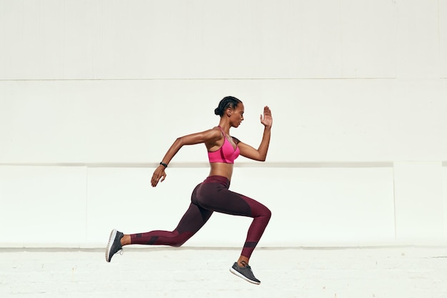 Ya sea que vaya despacio o rápido, simplemente vaya Fotografía de una joven deportista corriendo