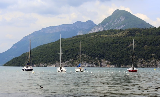 Yacht auf einem See von Annecy, Frankreich