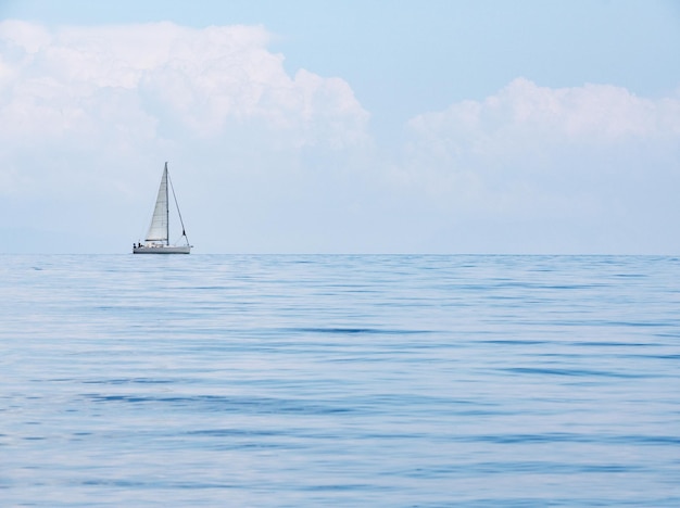 Yacht bei Sonnenuntergang auf der Insel Kefalonia im Ionischen Meer in Griechenland