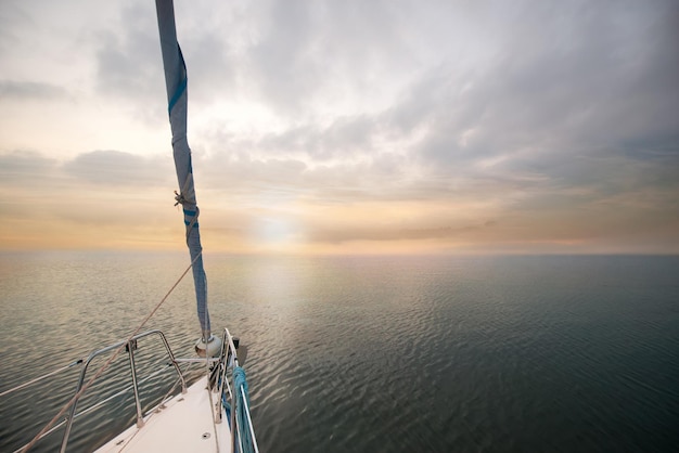 Yacht bei Sonnenuntergang Yacht im offenen Ozean Nase von Yachten bei Sonnenuntergang Segeln auf dem Meer