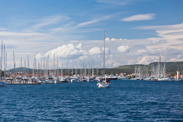 Yacht betritt Rogoznica-Stadt in Kroatien