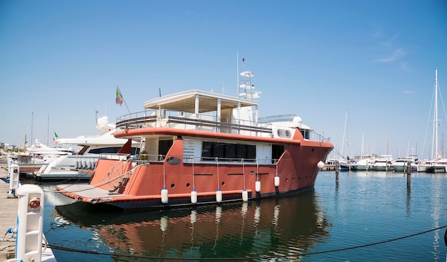 Yacht im Hafen wartend Auf dem Meer ist es ruhig