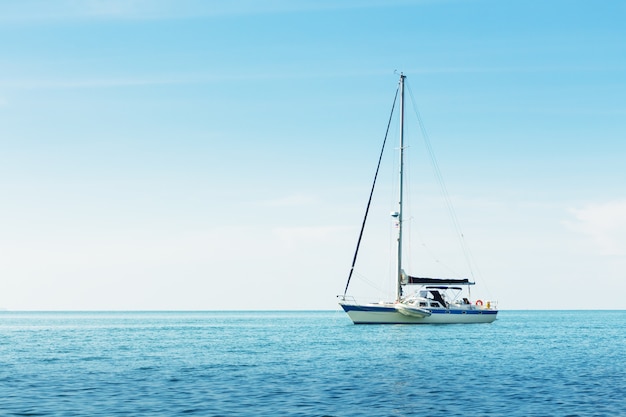 Yacht im Meer gegen blauen Himmel