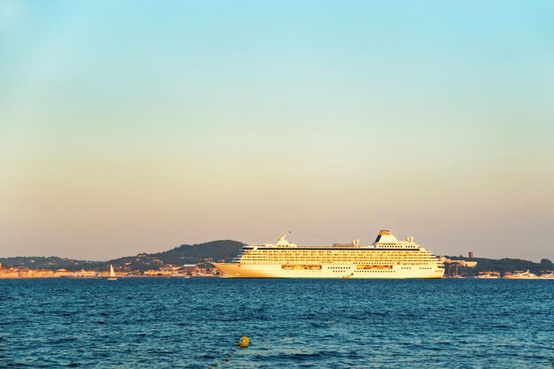 Yacht im Mittelmeer in Saint-Tropez, Côte d'Azur in Frankreich im Sommer.