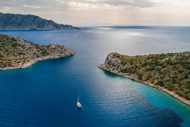 Yacht in der Nähe der felsigen Küste in der Türkei Luxusurlaub auf See