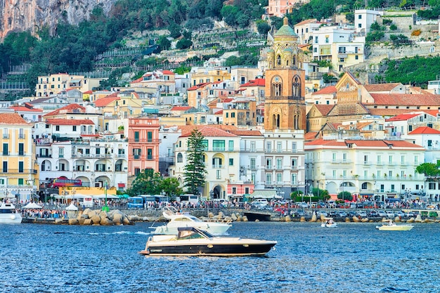 Yacht in der Stadt Amalfi im Tyrrhenischen Meer im Herbst, Amalfitana, Italien