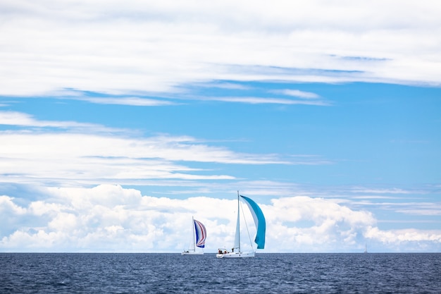 Yacht Regatta no Mar Adriático em tempo ventoso. Tiro horizontal