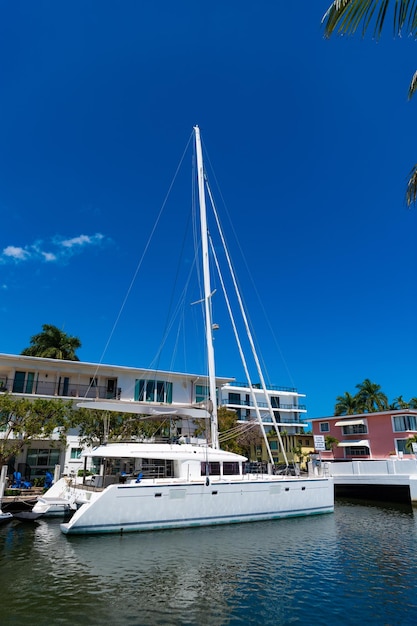 Yacht Segelboot in Richtung einer wunderschönen Küste im Meer Yacht vor Anker in einem malerischen Hafen Luxusyacht segelt auf dem Mittelmeer Private Yacht segelt in den Gewässern von Miami