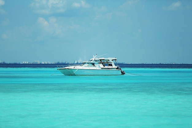 Yacht über Ozeanwasserhintergrund