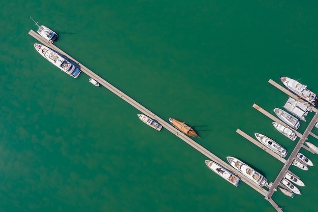 Yacht- und Schnellbootparkplatz am Meer