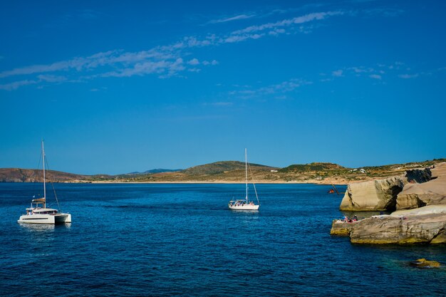 Foto yachtboot am sarakiniko-strand in der ägäis-meer-milos-insel griechenland