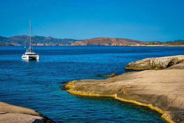 Yachtboot am Strand von Sarakiniko in der Ägäis Insel Milos Griechenland