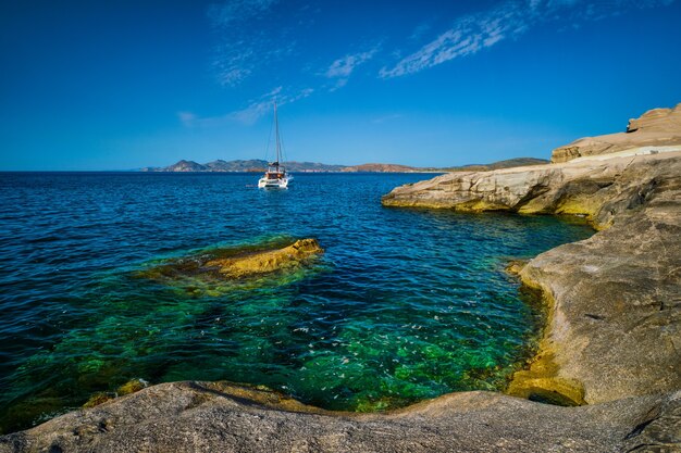 Yachtboot am Strand von Sarakiniko in der Ägäis Insel Milos Griechenland