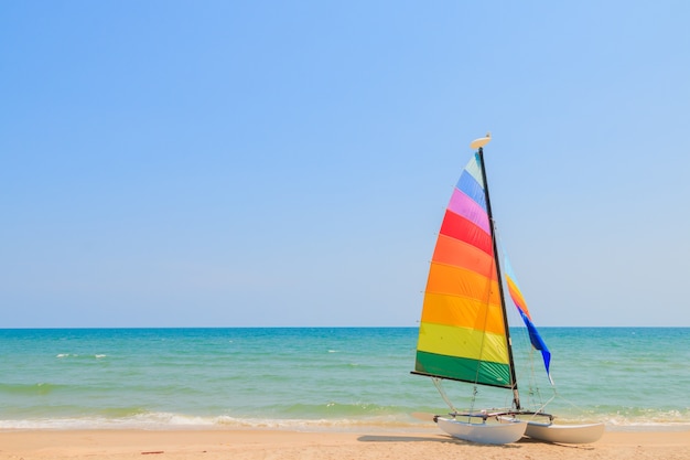 Yachtboot am Strand