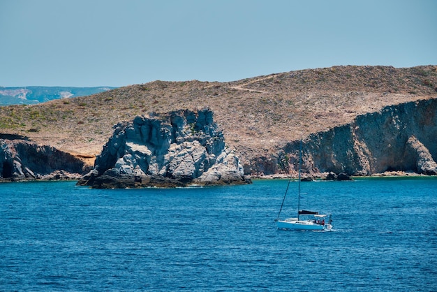 Yachtboot in der Ägäis in der Nähe der Insel Milos, Griechenland