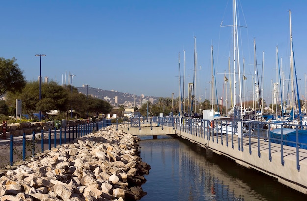 Yachten am Liegeplatz warten auf die Reise