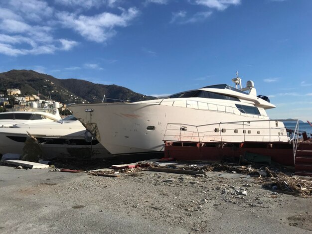 Yachten, die von einem Hurrikan in Rapallo, Italien, zerstört wurden