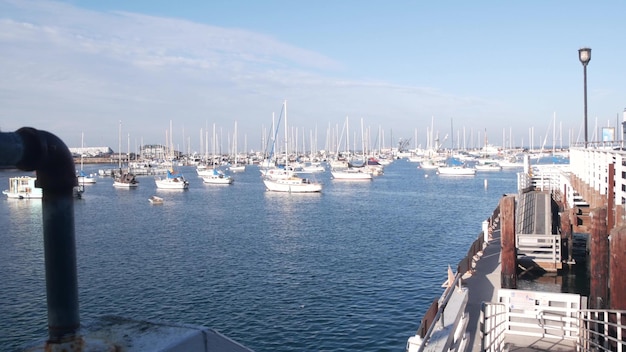 Yachten im Hafen oder in der Bucht von Monterey Marina alte Fishermans Wharf kalifornische Küste