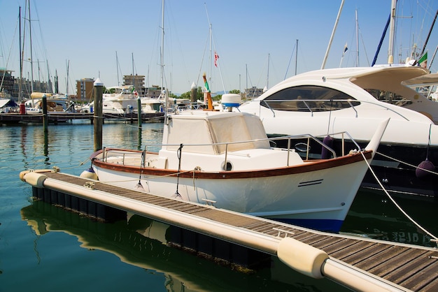 Yachten im Hafen warten auf das Meer ist ruhig