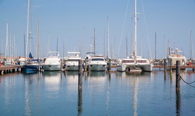 Yachten im Hafen warten Rimini Italien