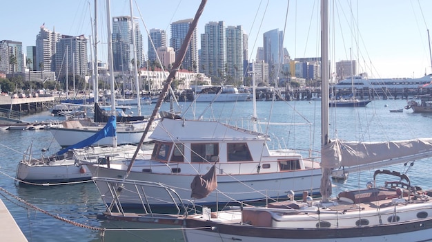 Yachten im Jachthafen Skyline der Innenstadt von San Diego Stadtbild Kalifornien USA