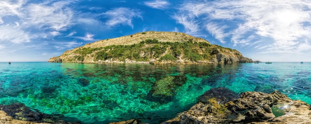 Yachten im Meer auf einem Hintergrund von felsigen Ufern Meereslandschaft mit Yachten und felsiger Küstenkopie