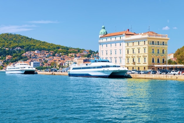 Yachten in der Altstadt von Split an der Adriaküste in Dalmatien in Kroatien. Schiff am Diokletianpalast und römische Stadtarchitektur an der kroatischen dalmatinischen Bucht. Europa Tourismus und Urlaub im Sommer.