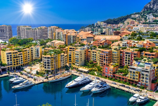 Yachten in der Bucht in der Nähe von Häusern und Hotels Fontvielle MonteCarlo Monaco Côte d'Azur Côte d'Azur