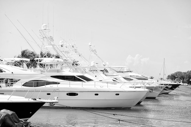 Yachten in der Bucht mit bewölktem Himmel