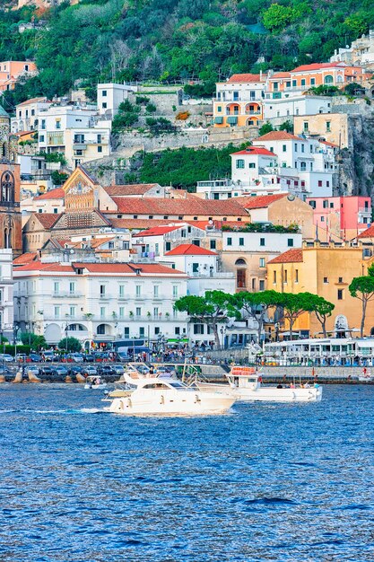 Yachten in der Stadt Amalfi im Tyrrhenischen Meer im Herbst, Amalfitana, Italien