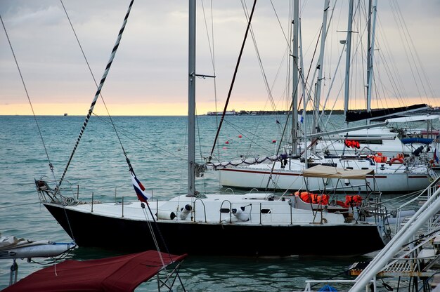 Yachten nahe Seepier bei Sonnenuntergang