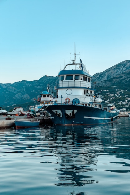 Foto yachten und boote am pier