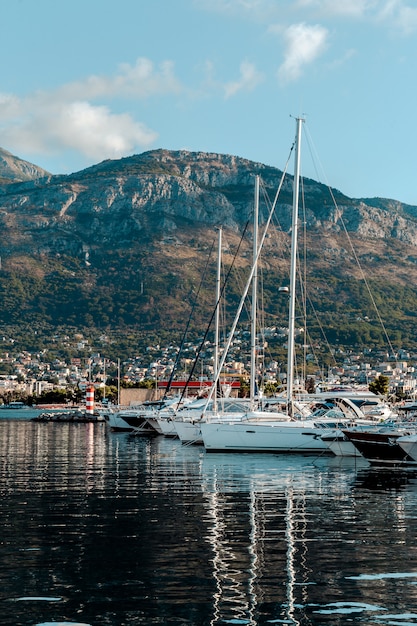 Yachten und Boote am Pier