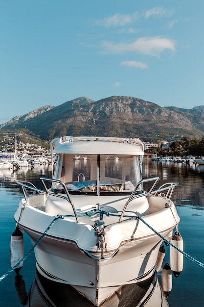 Yachten und Boote am Pier