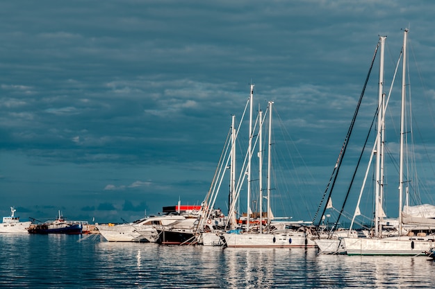 Yachten und Boote am Pier