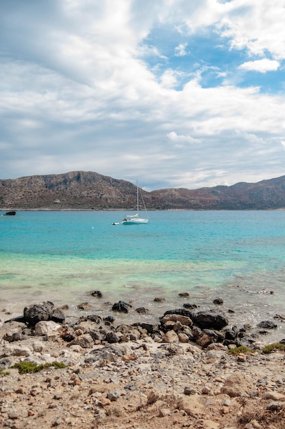 Yachten und Boote, die in blauem, transparentem Wasser in der Gramvousa-Bucht Kreta Griechenland schwimmen