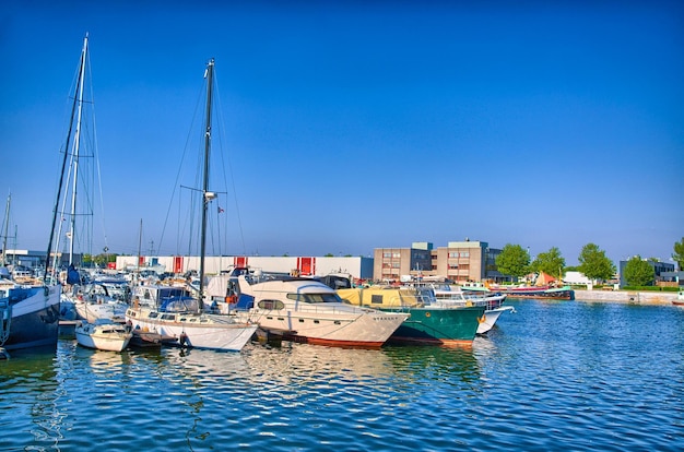 Yachten und Boote parken in Antwerpen Belgien Benelux HDR