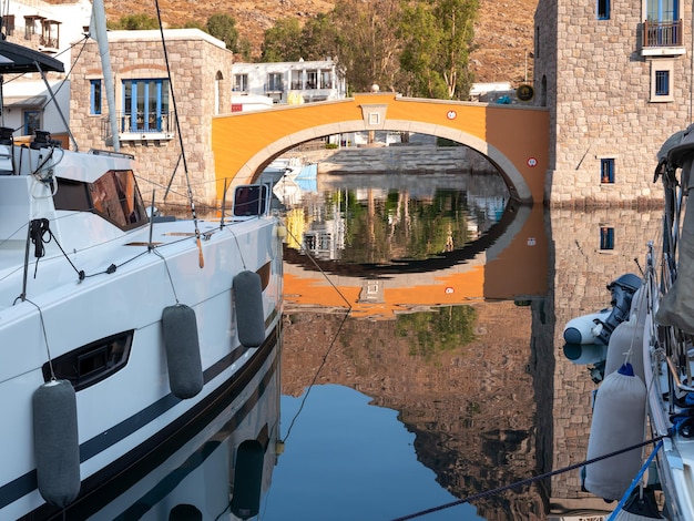 Yachten und Motorboote im Jachthafen