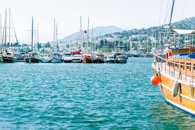 Yachten und Touristenboote in der Bodrum Marina. Bodrum ist ein beliebter Badeort in der Türkei.